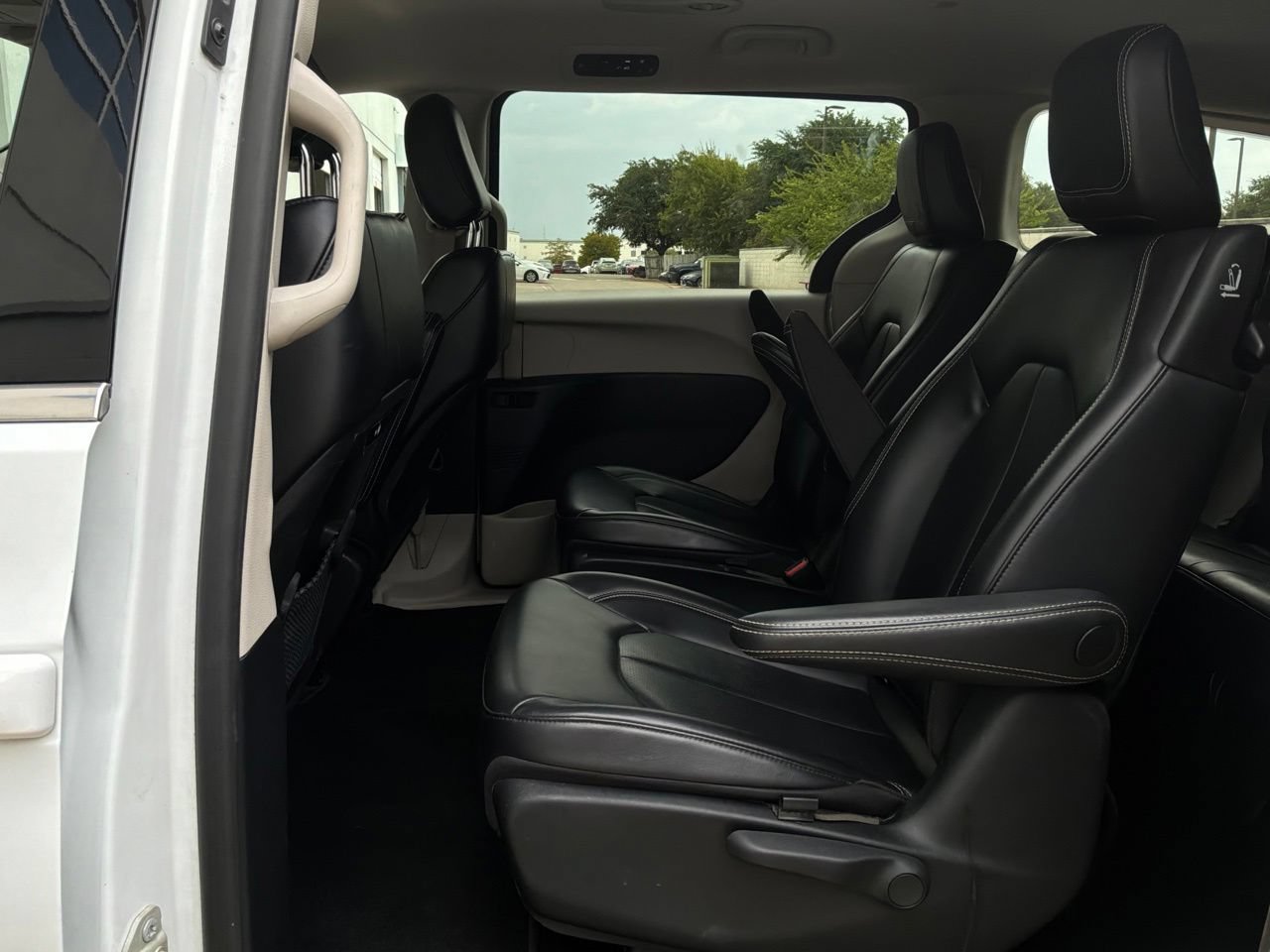Used 2023 Chrysler Pacifica Touring-L FWD image 12