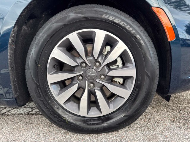 Used 2023 Chrysler Pacifica Touring-L FWD image 9