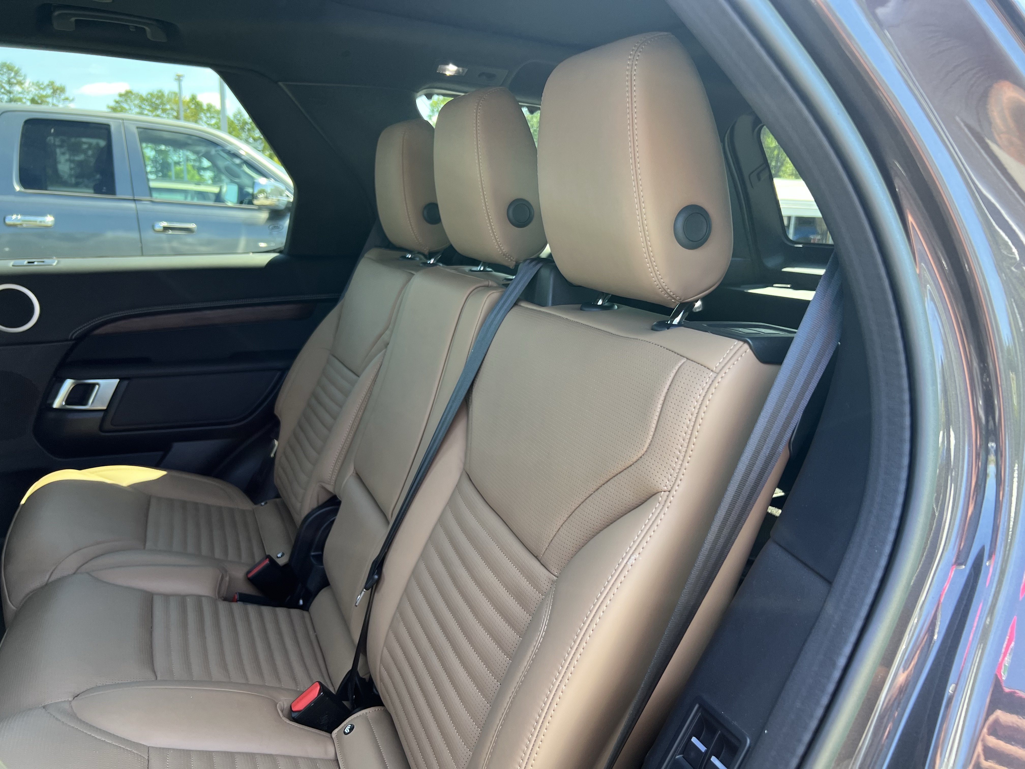 Certified 2023 Land Rover Discovery Metropolitan Edition AWD/4WD image 34