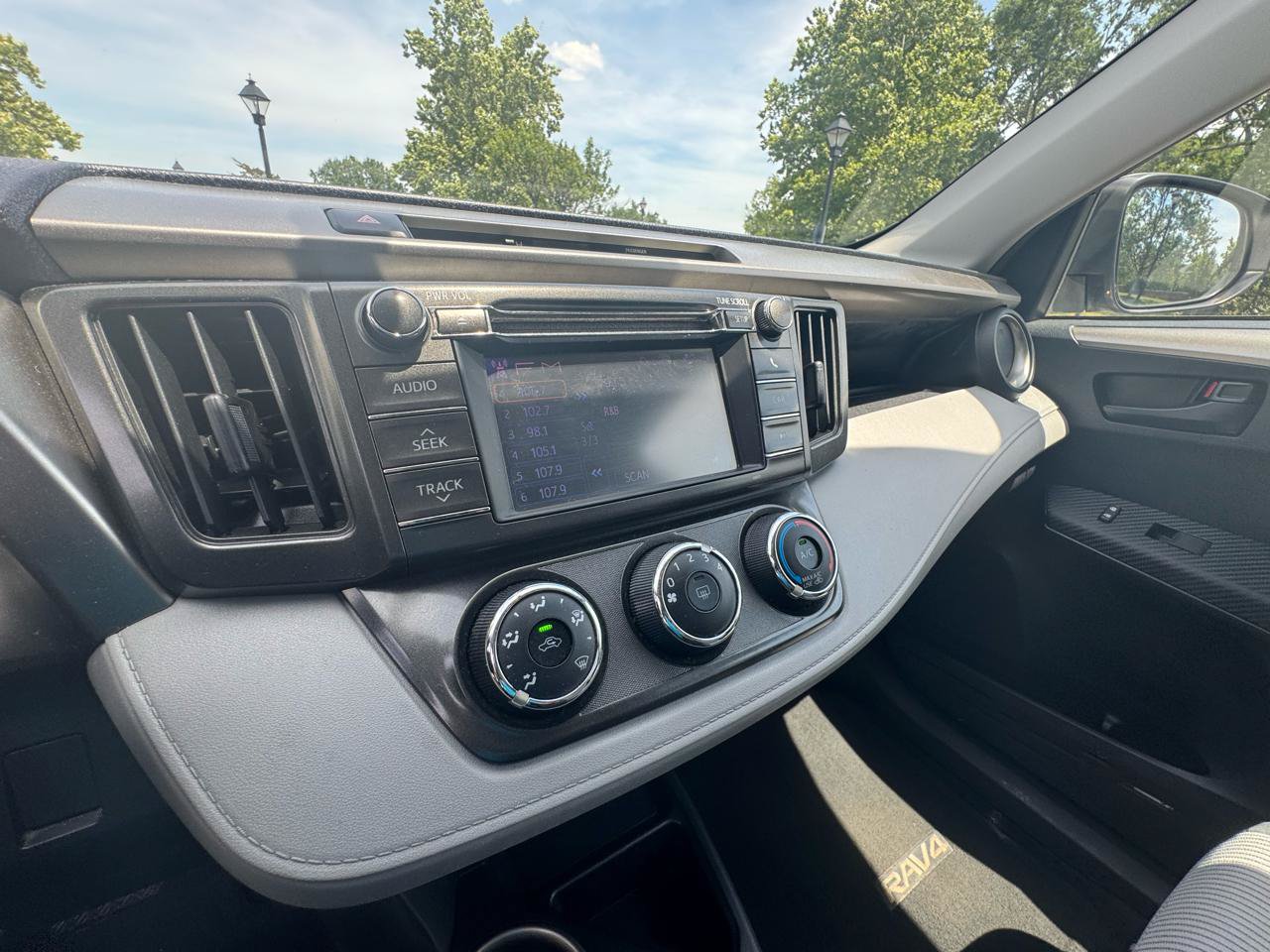 Used 2013 Toyota RAV4 LE AWD/4WD image 36