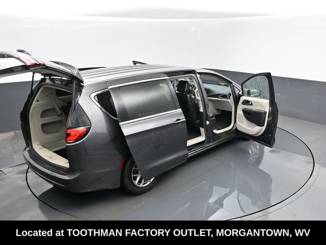 Used 2023 Chrysler Pacifica Touring-L image 28