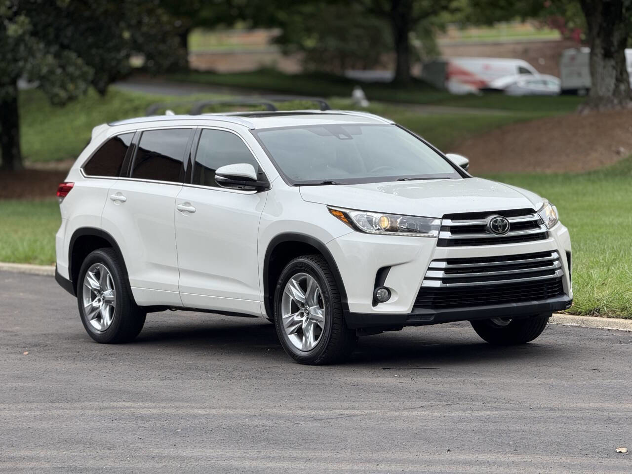 Used 2017 Toyota Highlander Limited FWD image 3