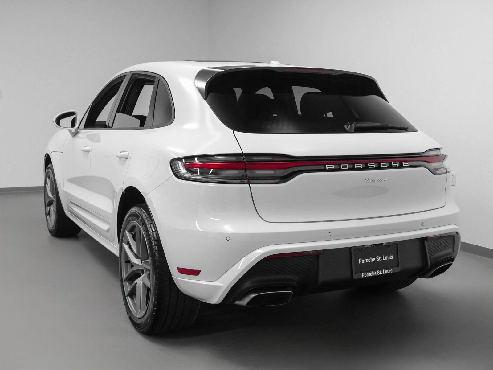 Certified 2025 Porsche Macan image 3