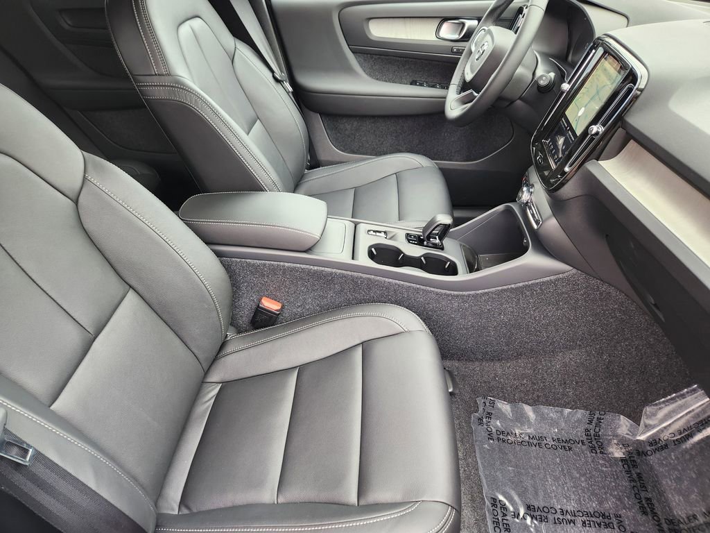 New 2026 Volvo XC40 B5 Core w/ Climate Package image 4