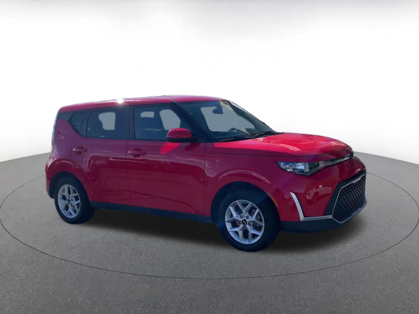 Used 2025 Kia Soul LX w/ LX Technology Package image 2
