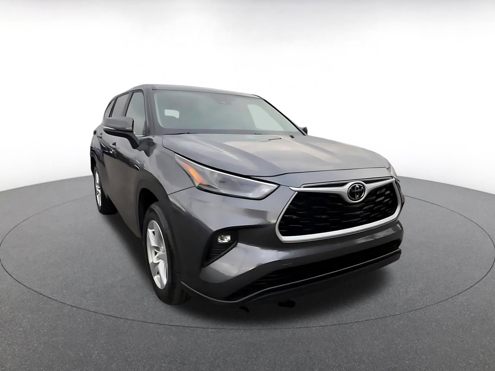 Used 2025 Toyota Highlander LE image 3