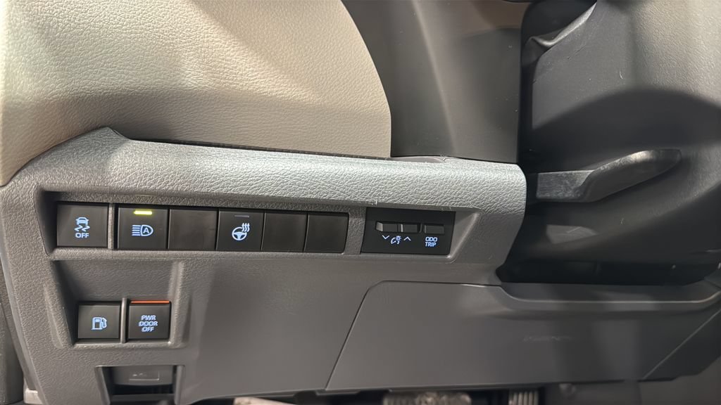 Used 2024 Toyota Sienna LE AWD/4WD image 37