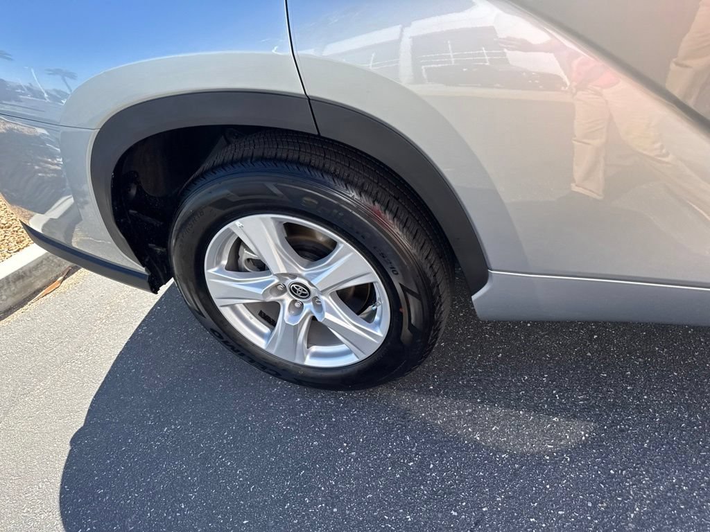 Certified 2025 Toyota Highlander LE FWD image 21