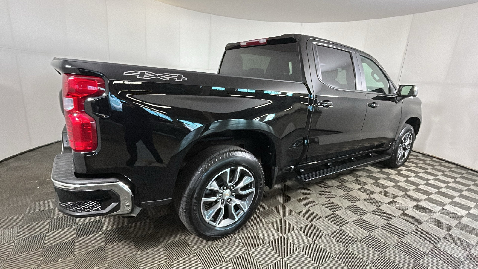 Used 2024 Chevrolet Silverado 1500 LT AWD/4WD image 3