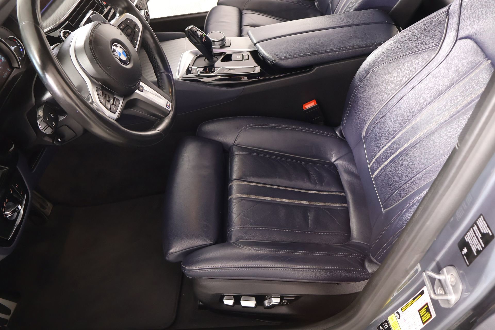 Used 2019 BMW M550i xDrive image 12