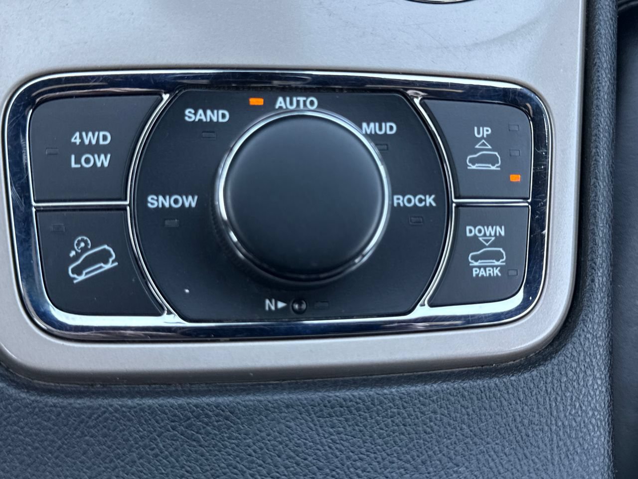 Used 2015 Jeep Grand Cherokee Overland w/ Advanced Technology Group AWD/4WD image 25