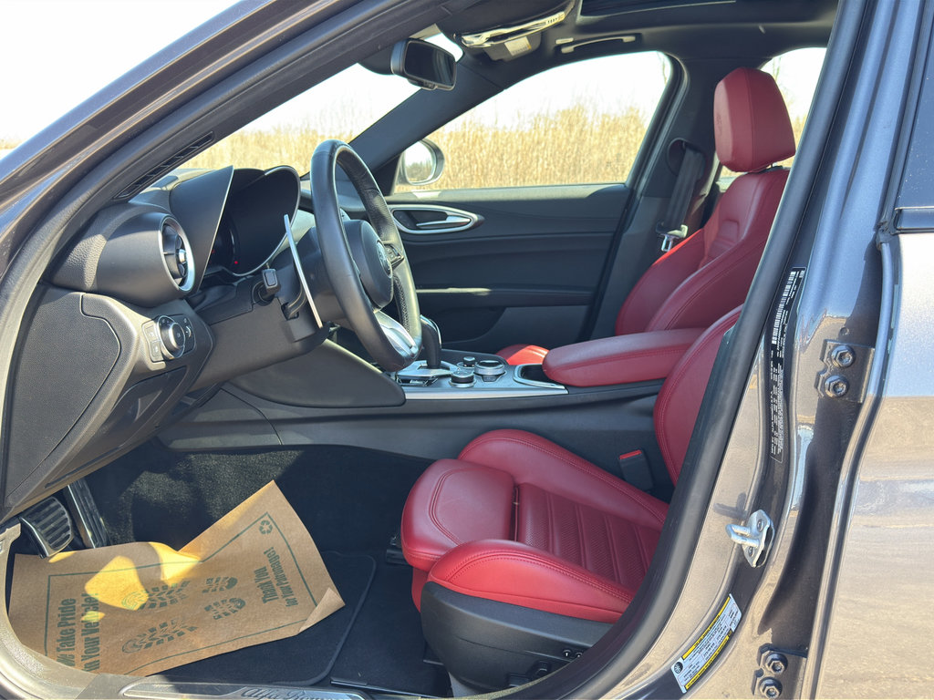 Used 2024 Alfa Romeo Giulia Veloce AWD/4WD image 13