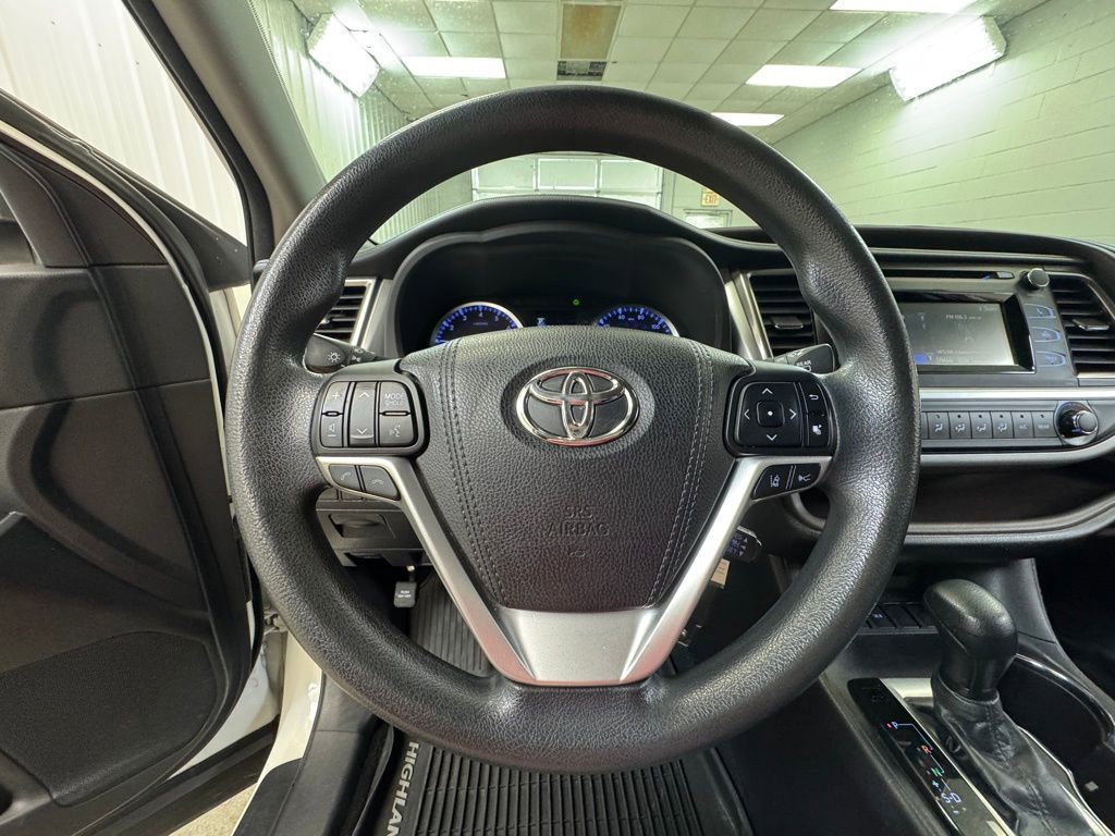 Used 2018 Toyota Highlander LE FWD image 30