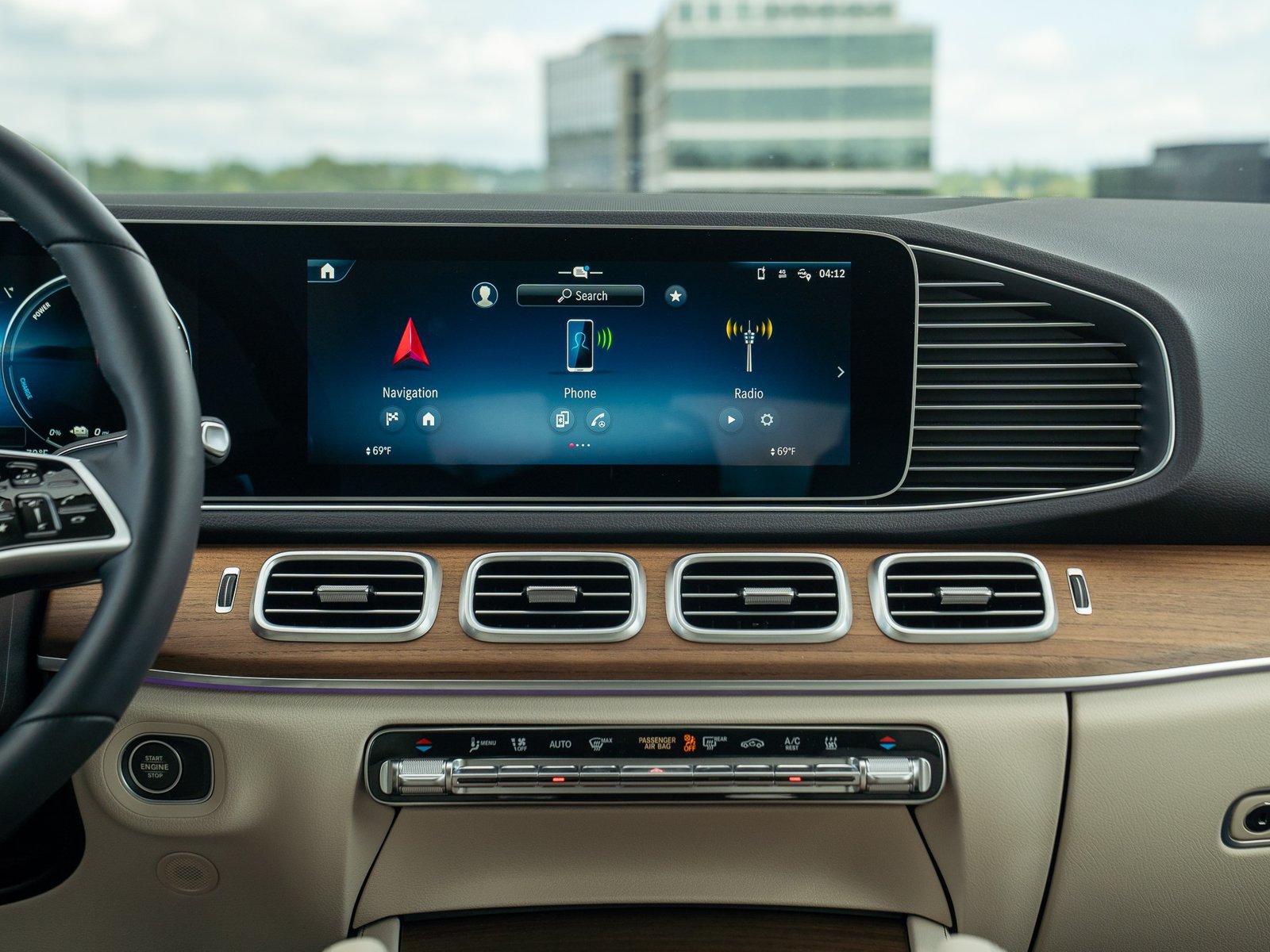 Certified 2025 Mercedes-Benz GLE 450e 4MATIC w/ Driver Assistance Package image 18