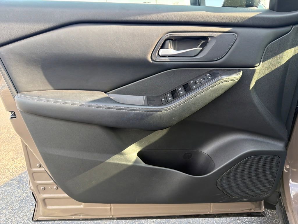 Used 2025 Nissan Rogue SV image 11