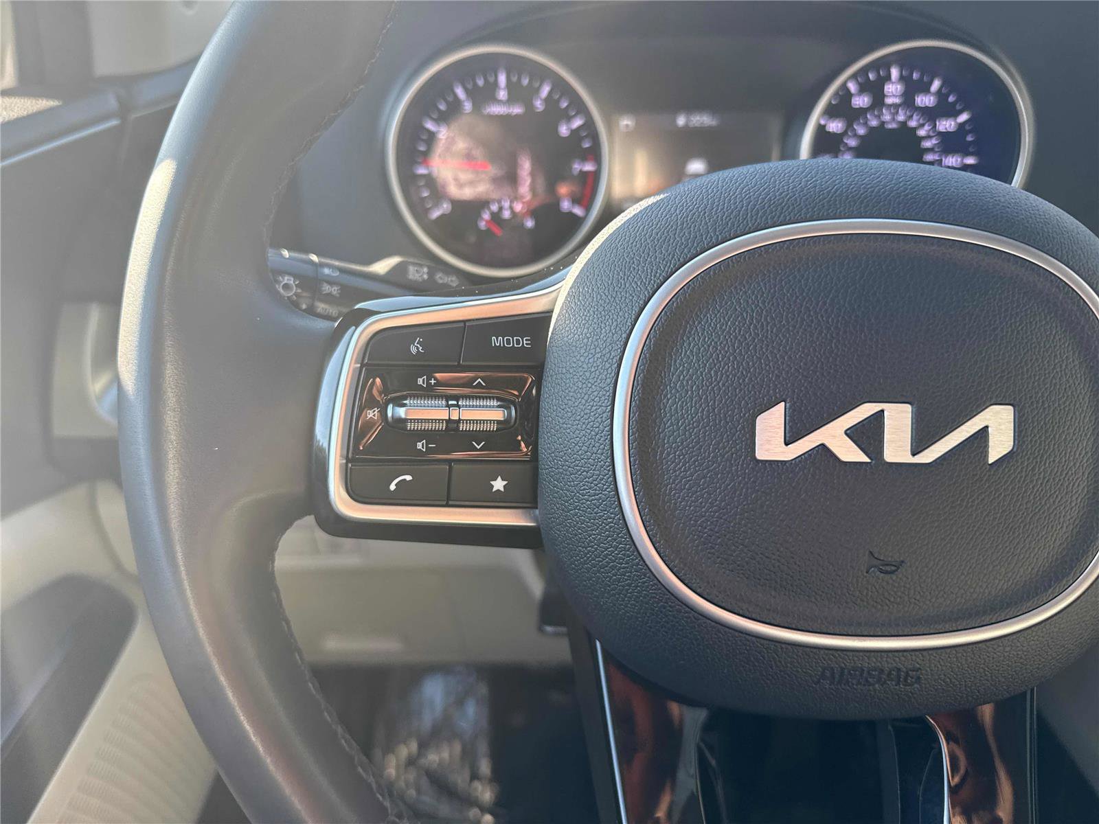 Used 2023 Kia Carnival LX image 17