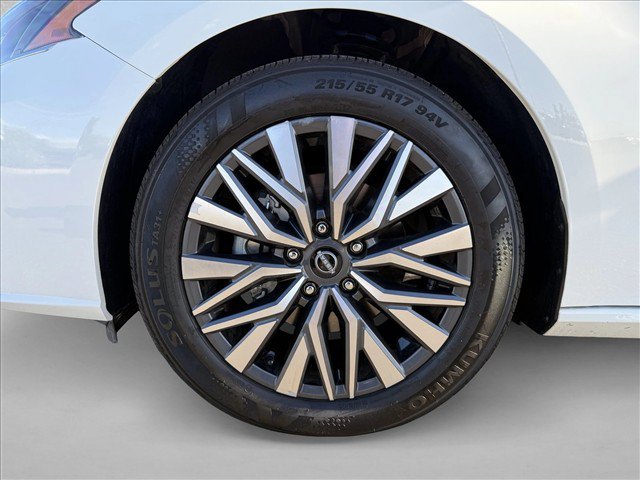 Used 2025 Nissan Altima 2.5 SV FWD image 25