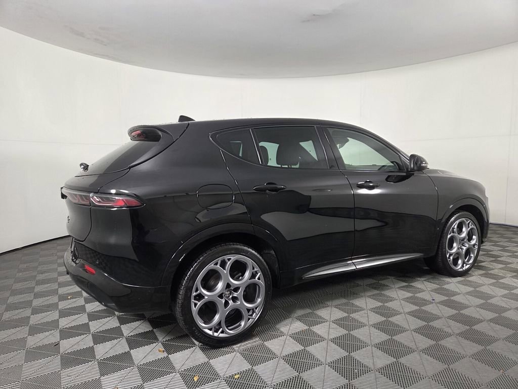 Used 2025 Alfa Romeo Tonale w/ Premium Package AWD/4WD image 4