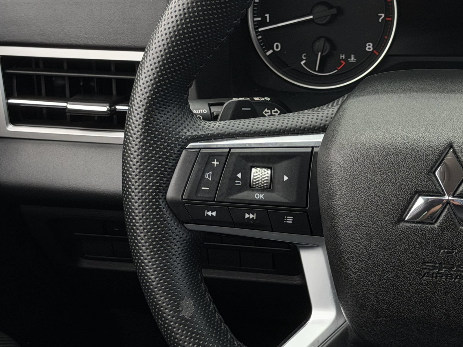 Used 2023 Mitsubishi Outlander SE FWD image 16