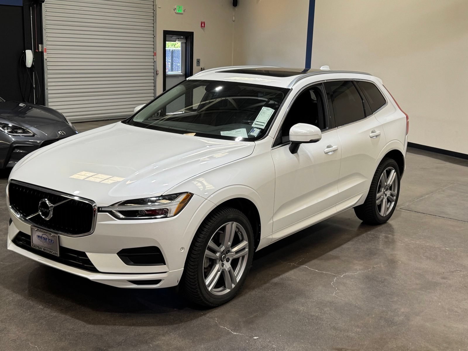 Used 2018 Volvo XC60 T6 Momentum w/ Convenience Package AWD/4WD image 10