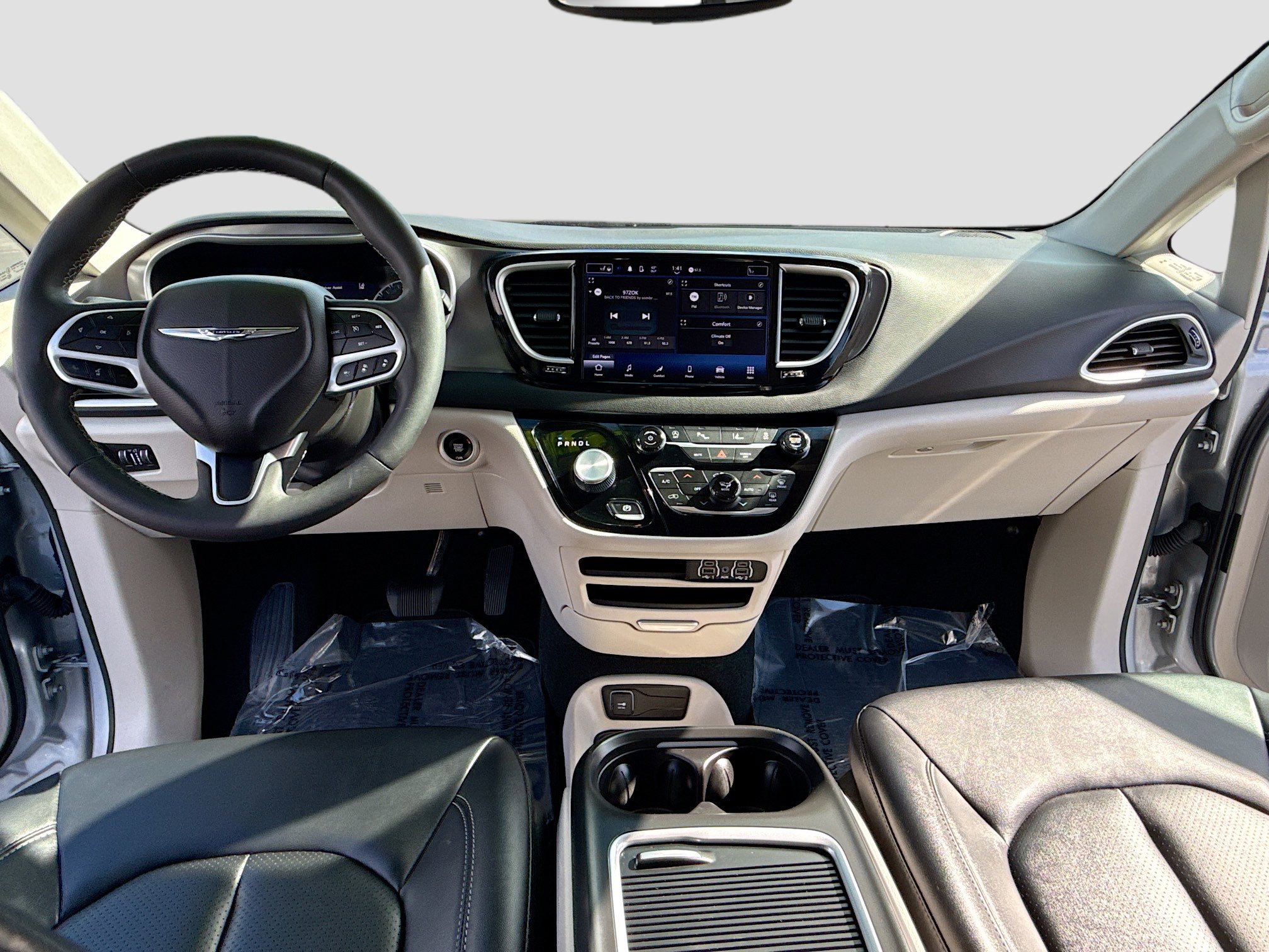 Used 2024 Chrysler Pacifica Touring-L FWD image 3