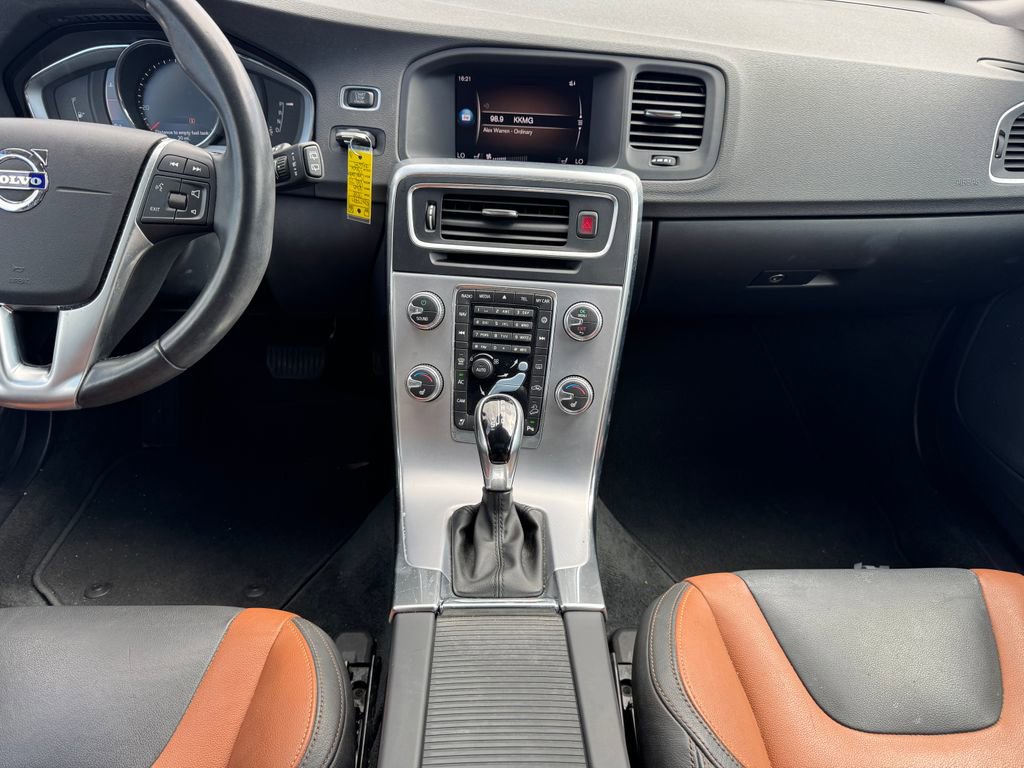 Used 2018 Volvo V60 T5 Cross Country image 10