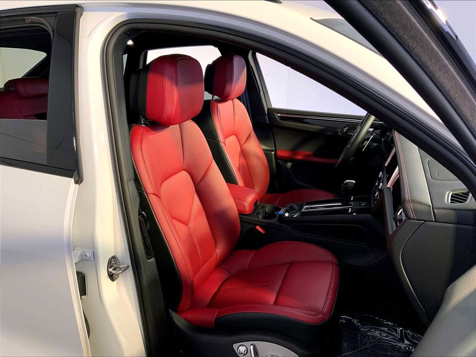 Certified 2026 Porsche Macan AWD/4WD image 18
