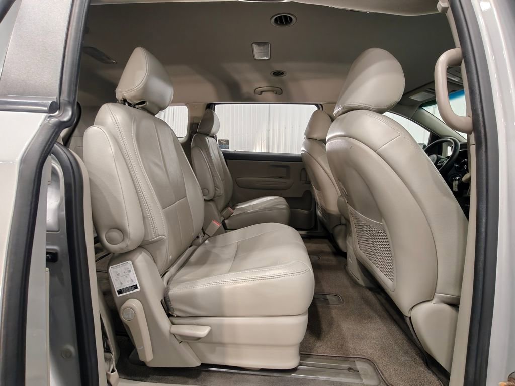 Used 2018 Kia Sedona L FWD image 24