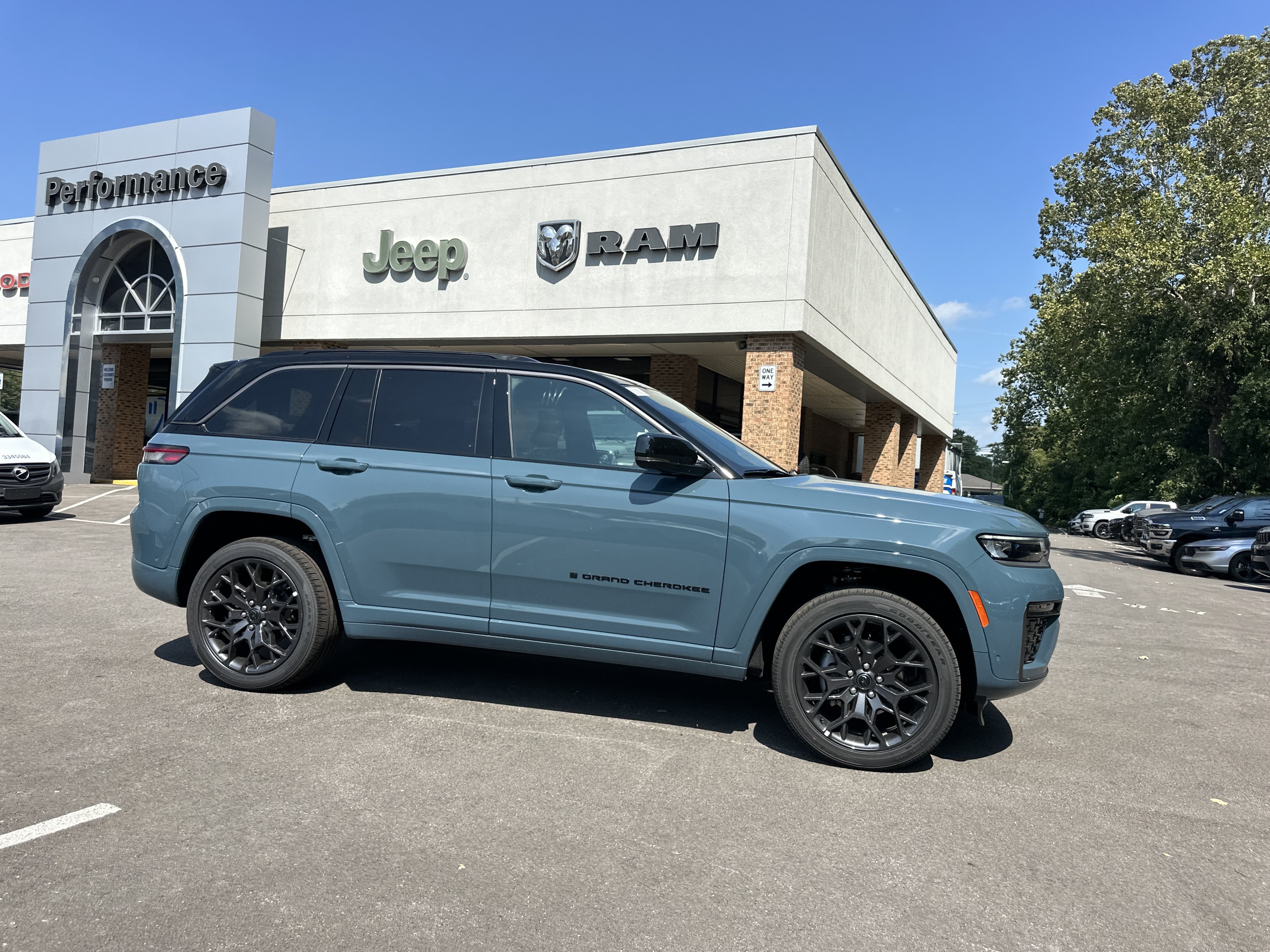 New 2027 Jeep Grand Cherokee Summit w/ Adv Protech Group IV AWD/4WD image 22