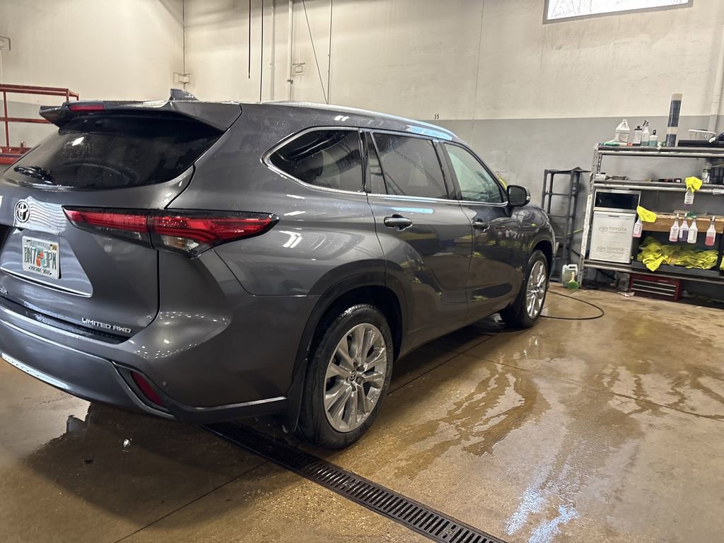 Used 2023 Toyota Highlander Limited image 3