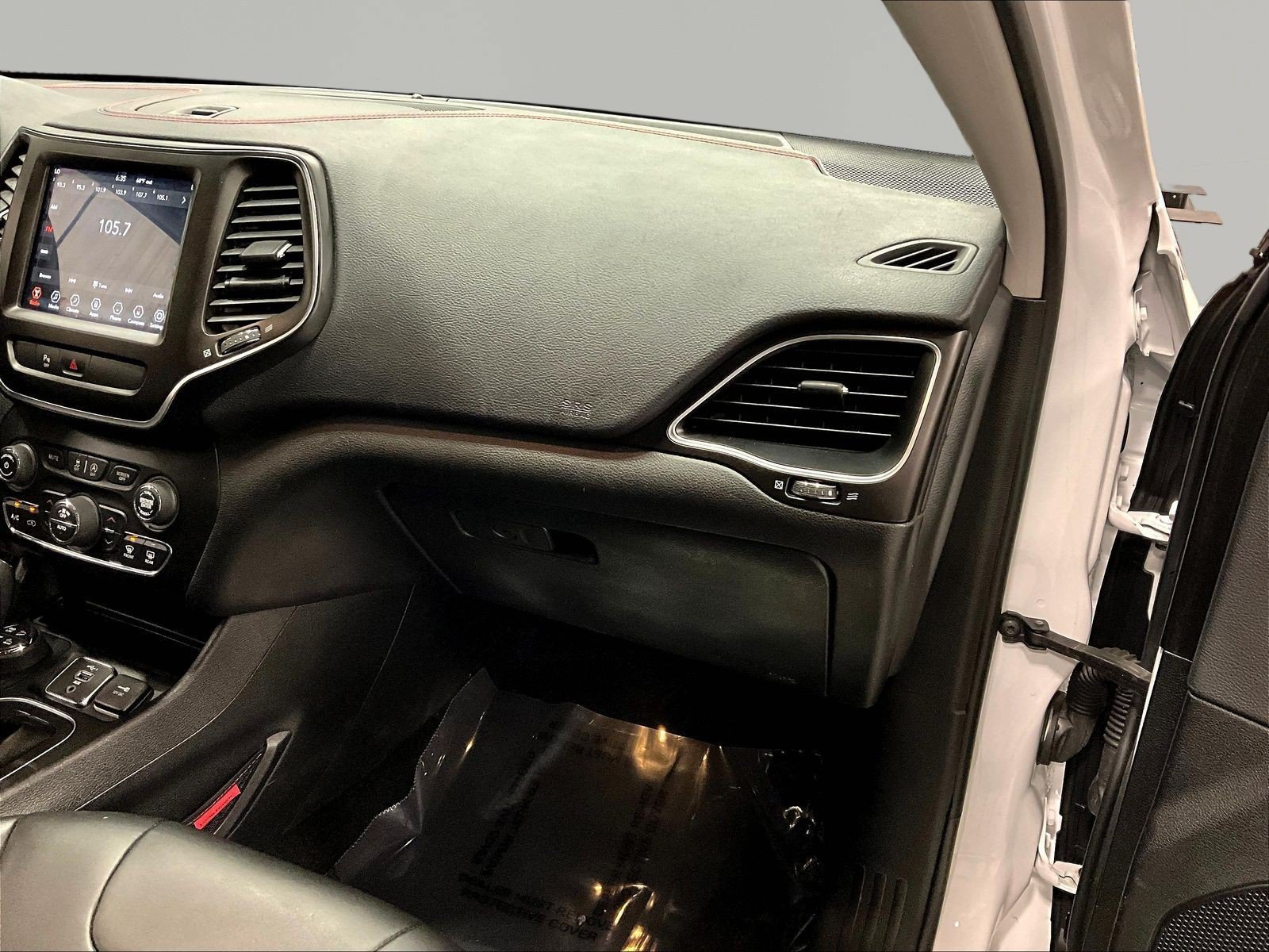 Used 2019 Jeep Cherokee Trailhawk AWD/4WD image 27