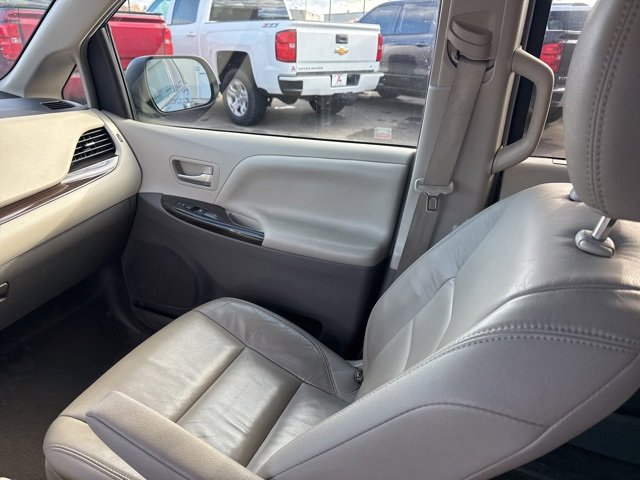 Used 2017 Toyota Sienna XLE image 18