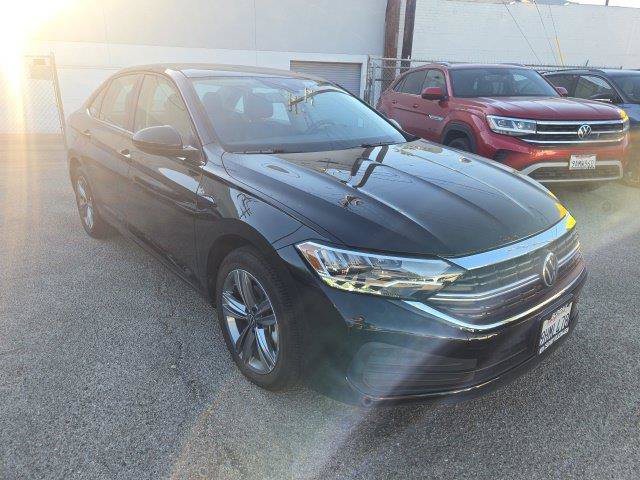 Used 2023 Volkswagen Jetta SE w/ Panoramic Sunroof Package FWD image 2