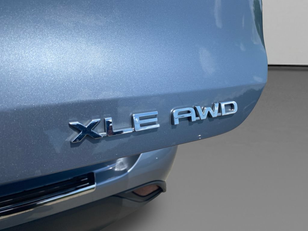 Used 2021 Toyota Highlander XLE AWD/4WD image 18
