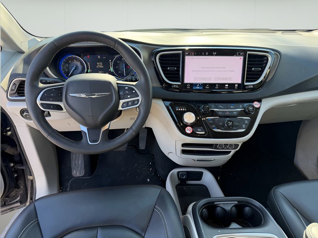 Used 2024 Chrysler Pacifica Touring-L image 18