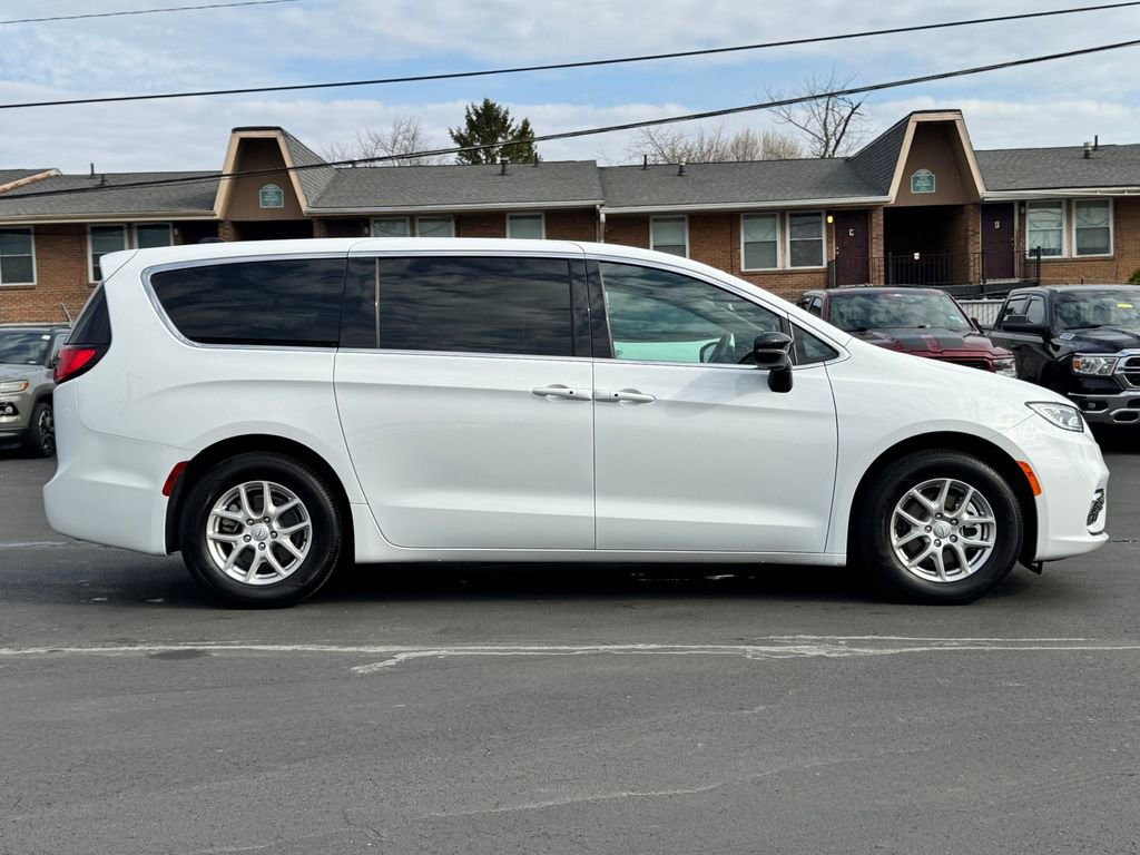 Used 2025 Chrysler Pacifica Select image 8