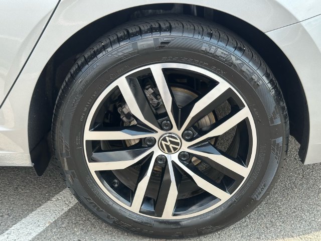 Used 2025 Volkswagen Jetta SE FWD image 32