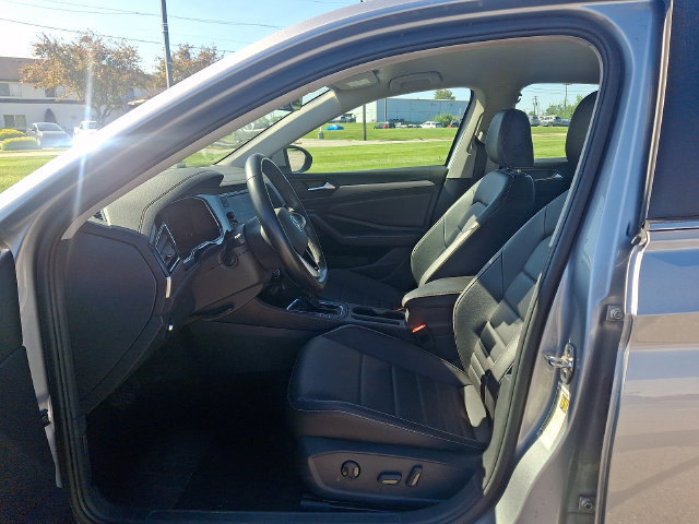 Used 2024 Volkswagen Jetta SE FWD image 15