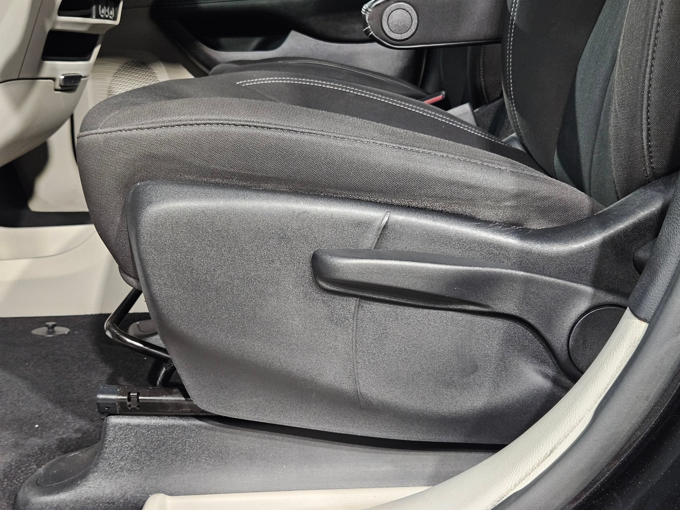 Used 2021 Chrysler Voyager L FWD image 23