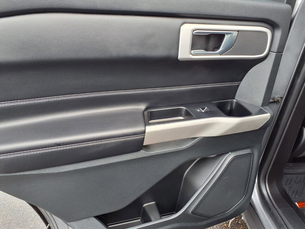 Used 2022 Ford Explorer XLT w/ Equipment Group 202A image 9