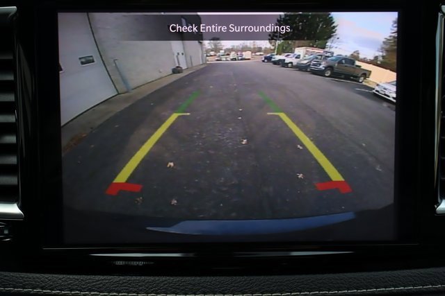 Used 2025 Chrysler Pacifica Limited image 9