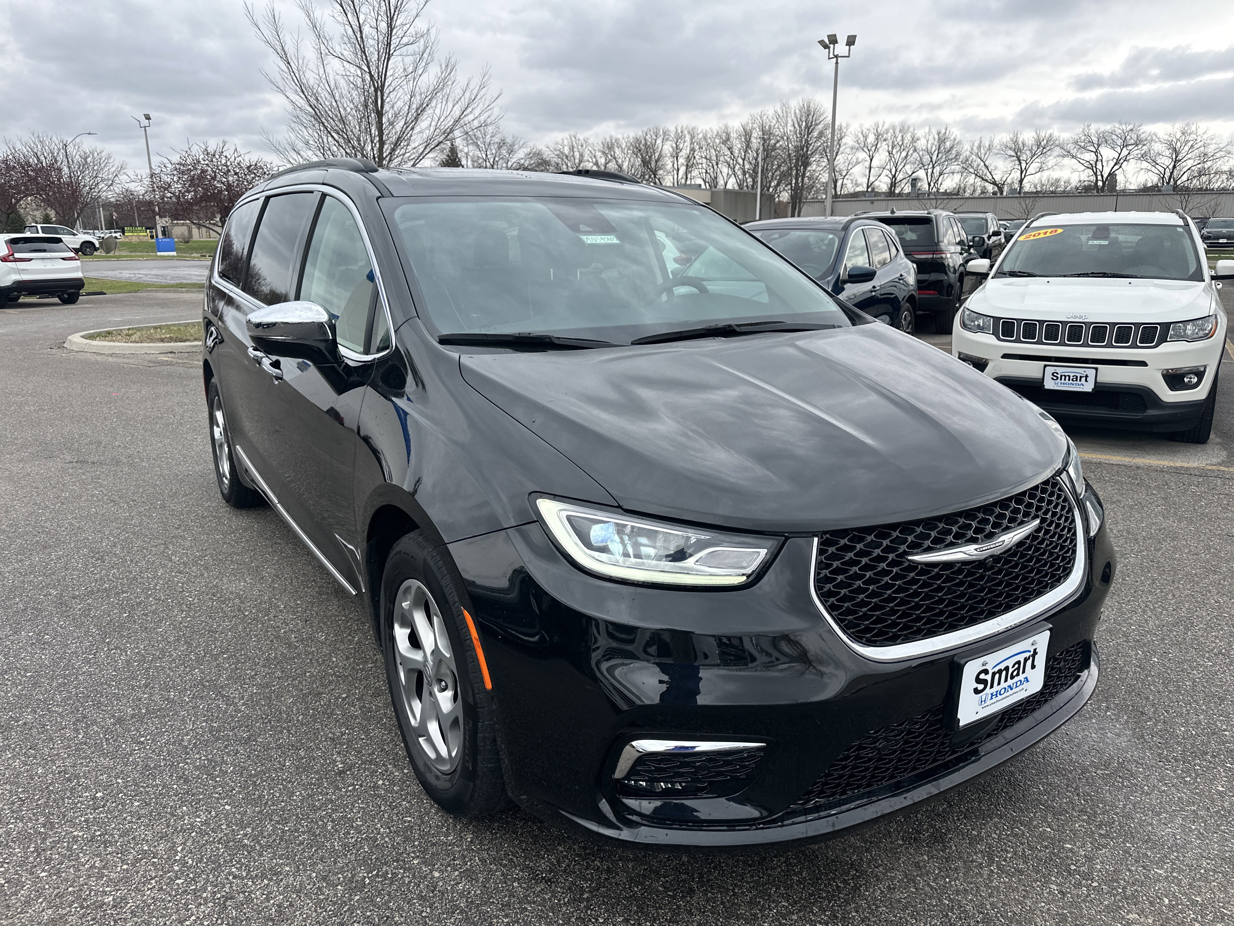 Used 2023 Chrysler Pacifica Limited image 2