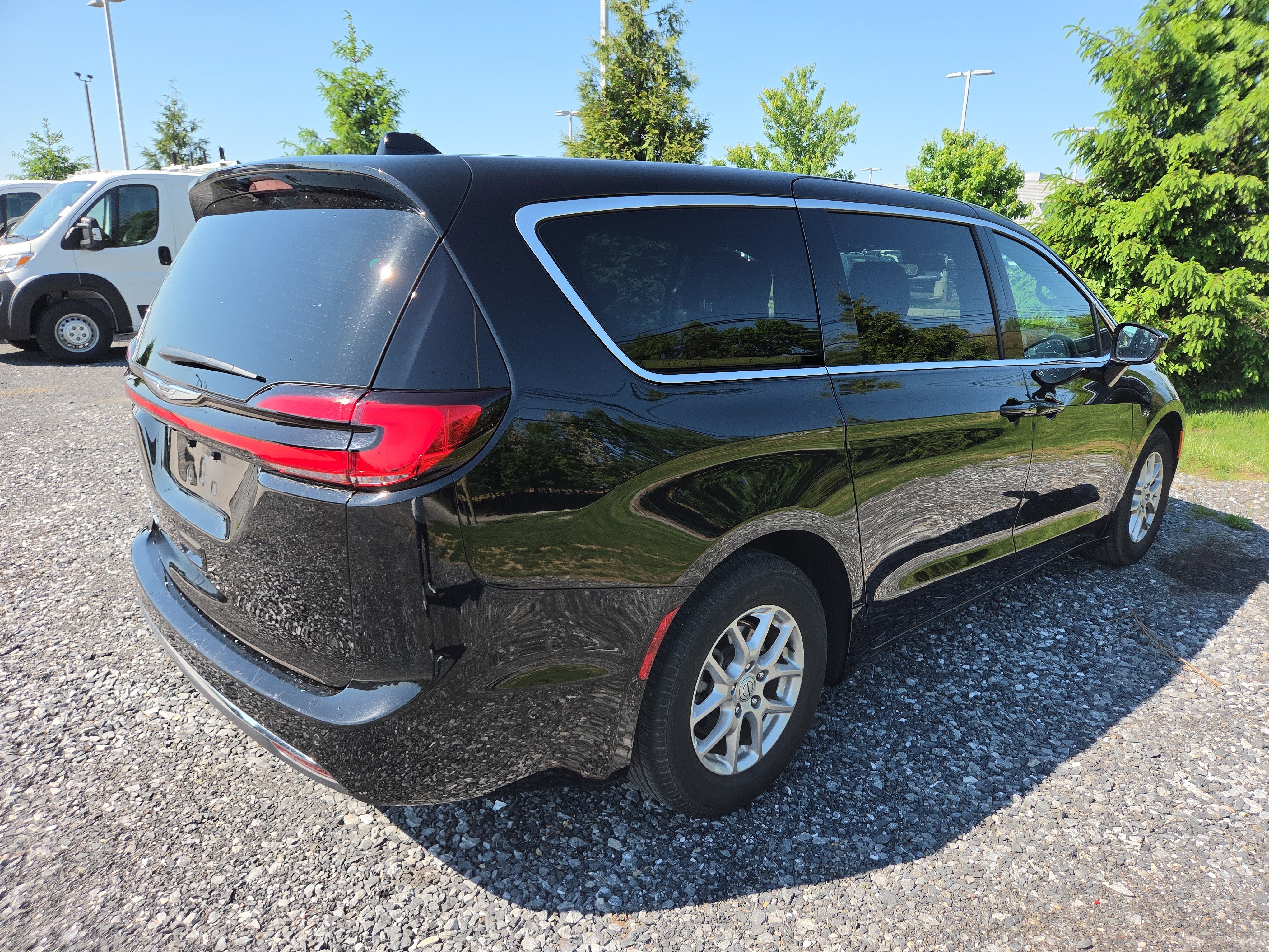 Used 2025 Chrysler Pacifica Select FWD image 17