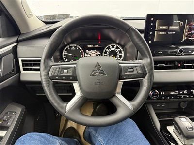 New 2026 Mitsubishi Outlander SE image 15