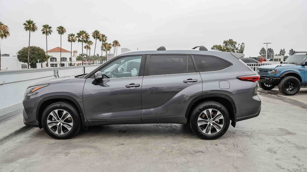 Used 2024 Toyota Highlander XLE AWD/4WD image 14