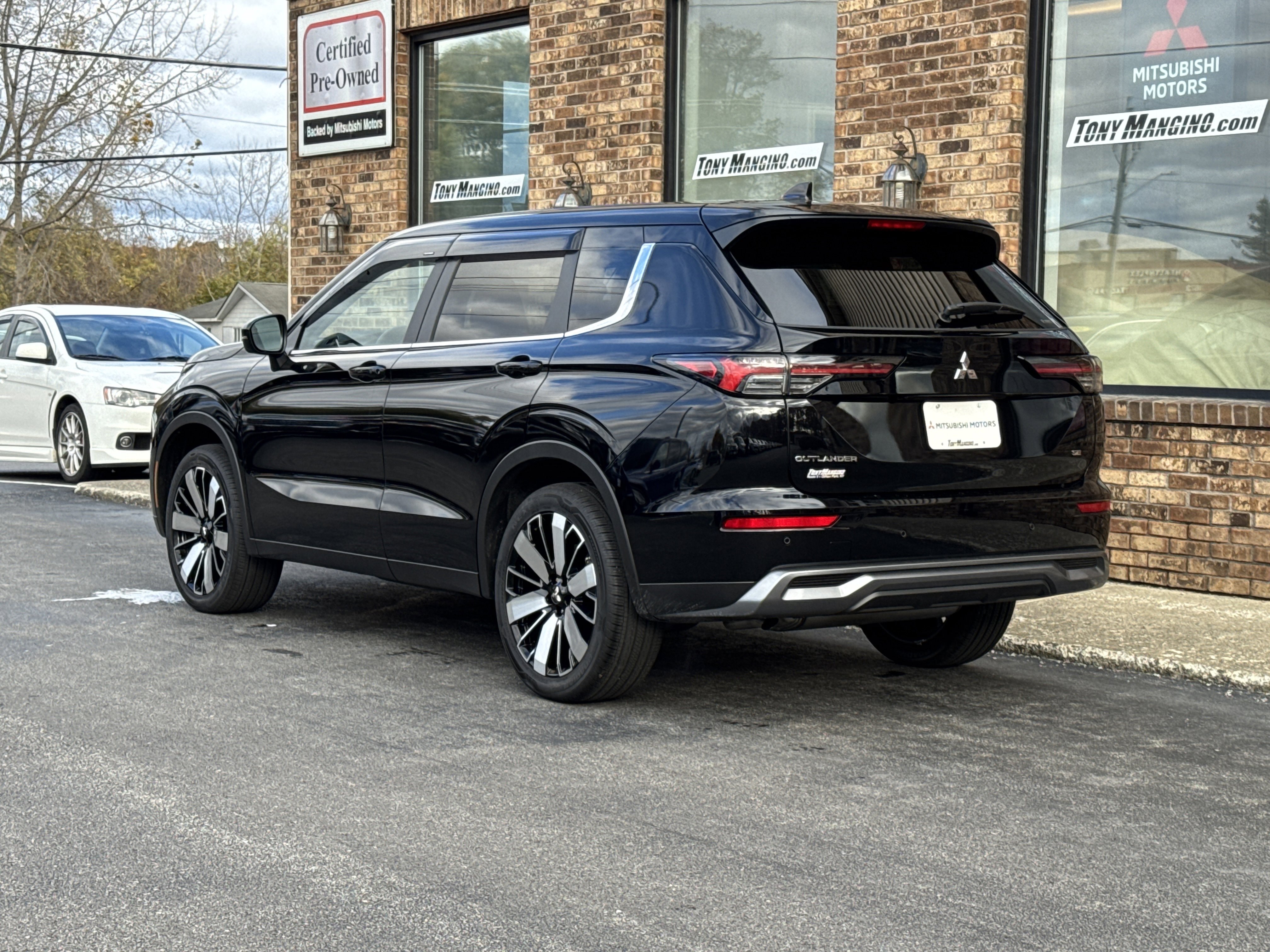 Used 2025 Mitsubishi Outlander SE AWD/4WD image 3