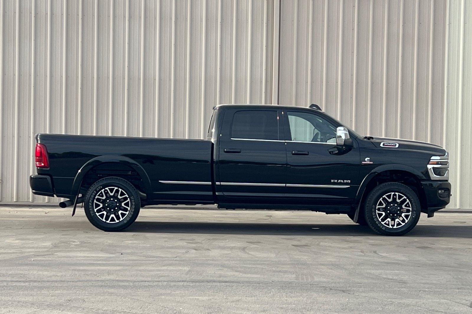 Used 2025 RAM 3500 Limited AWD/4WD image 3