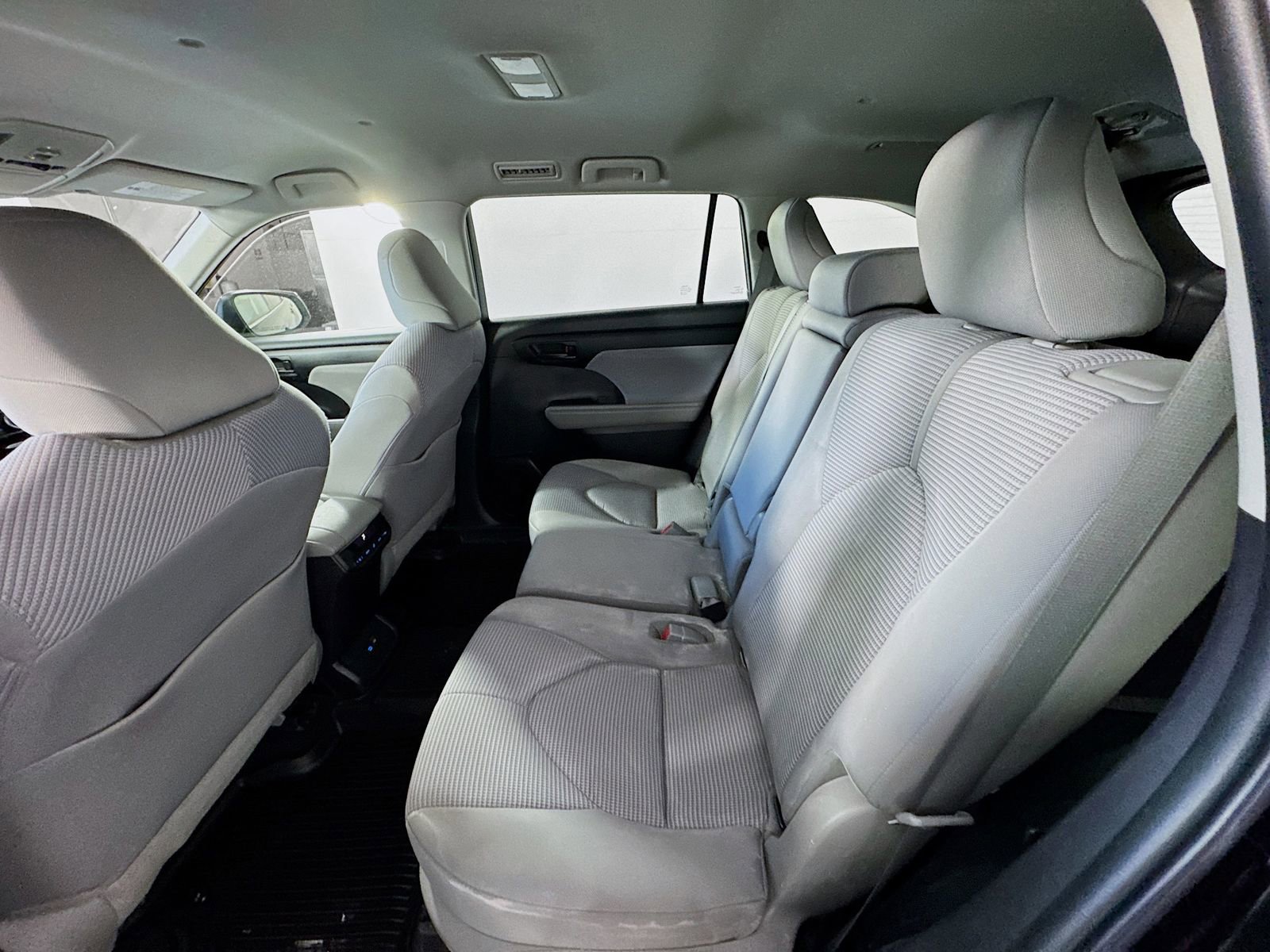 Used 2022 Toyota Highlander LE AWD/4WD image 18