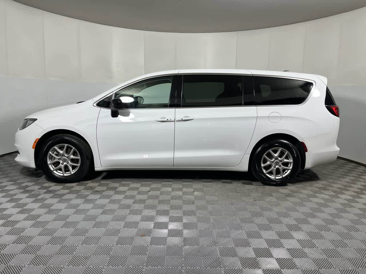 Used 2024 Chrysler Voyager LX FWD image 5