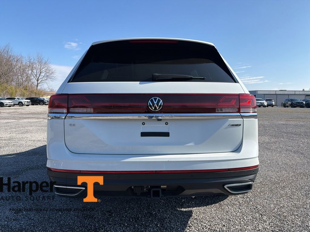 Used 2024 Volkswagen Atlas SE w/ Black Wheel Package image 4